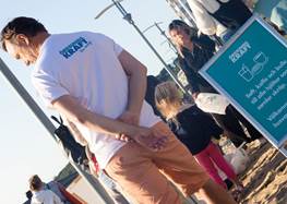 En man på en strand