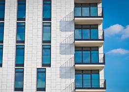 En vit kontorsbyggnad