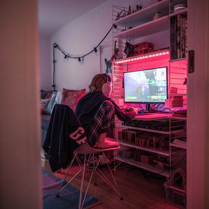 Bild på pojke som spelar dator