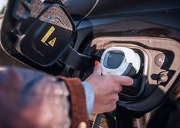 Person som laddar elbil