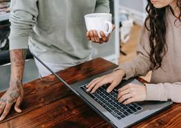 Personer samlade runt en dator