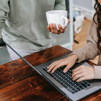 Personer samlade runt en dator