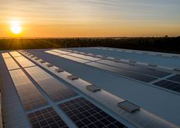 Solceller på en industribyggnad