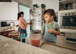Barn som gör smoothie i köket