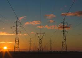 Kraftledningar i solnedgång