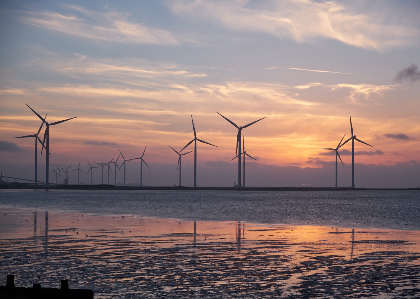 Vindkraftverk vid vattnet