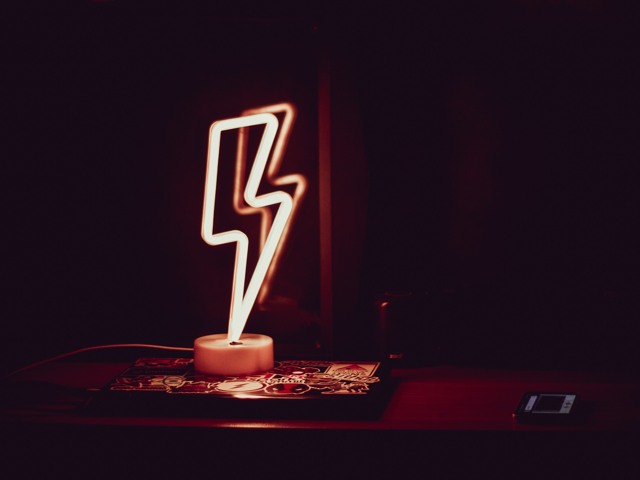 Lampa som föreställer en blixt