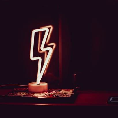 Lampa som föreställer en blixt