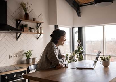 Kvinna som lyssnar på musik