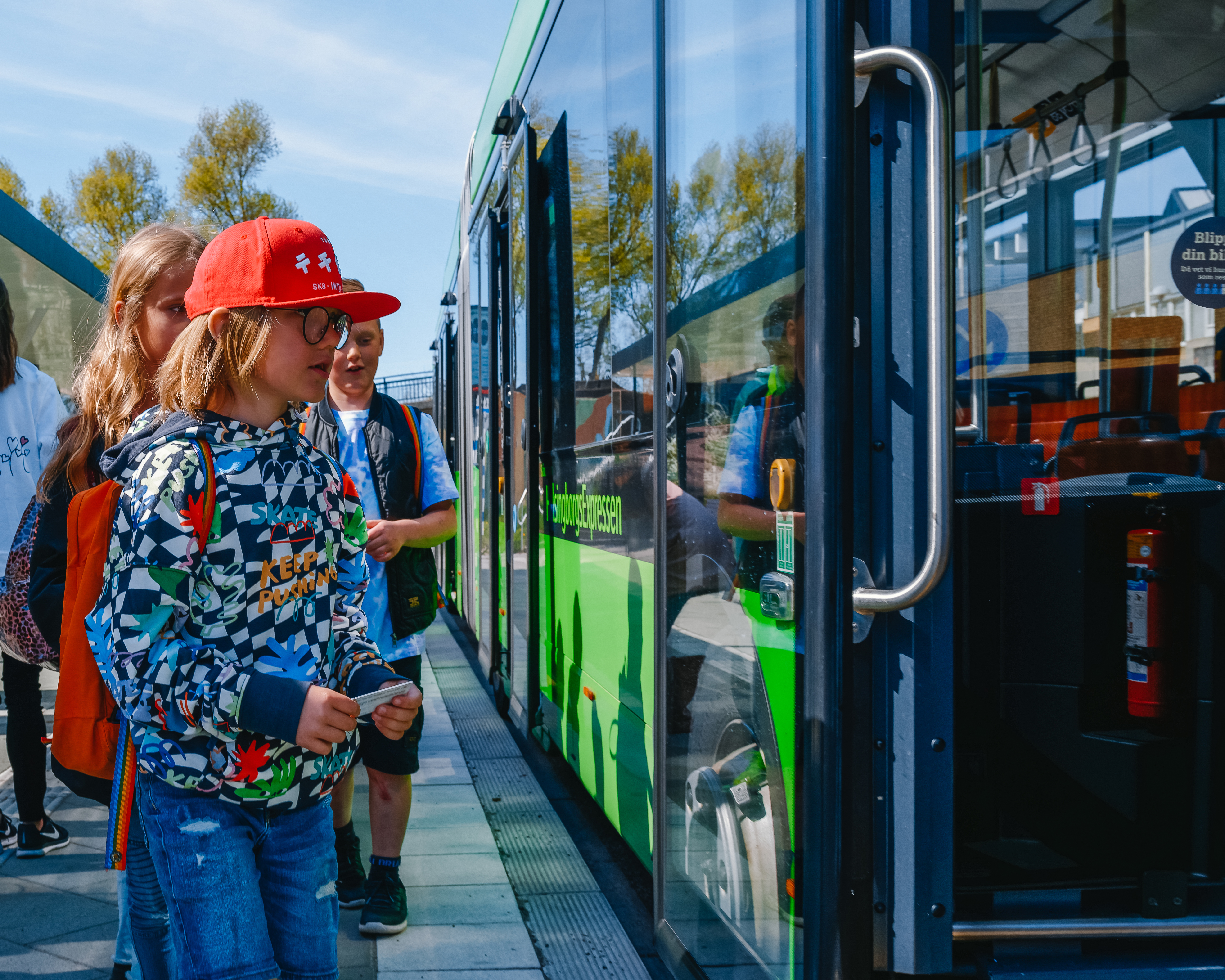 Barn vid en buss