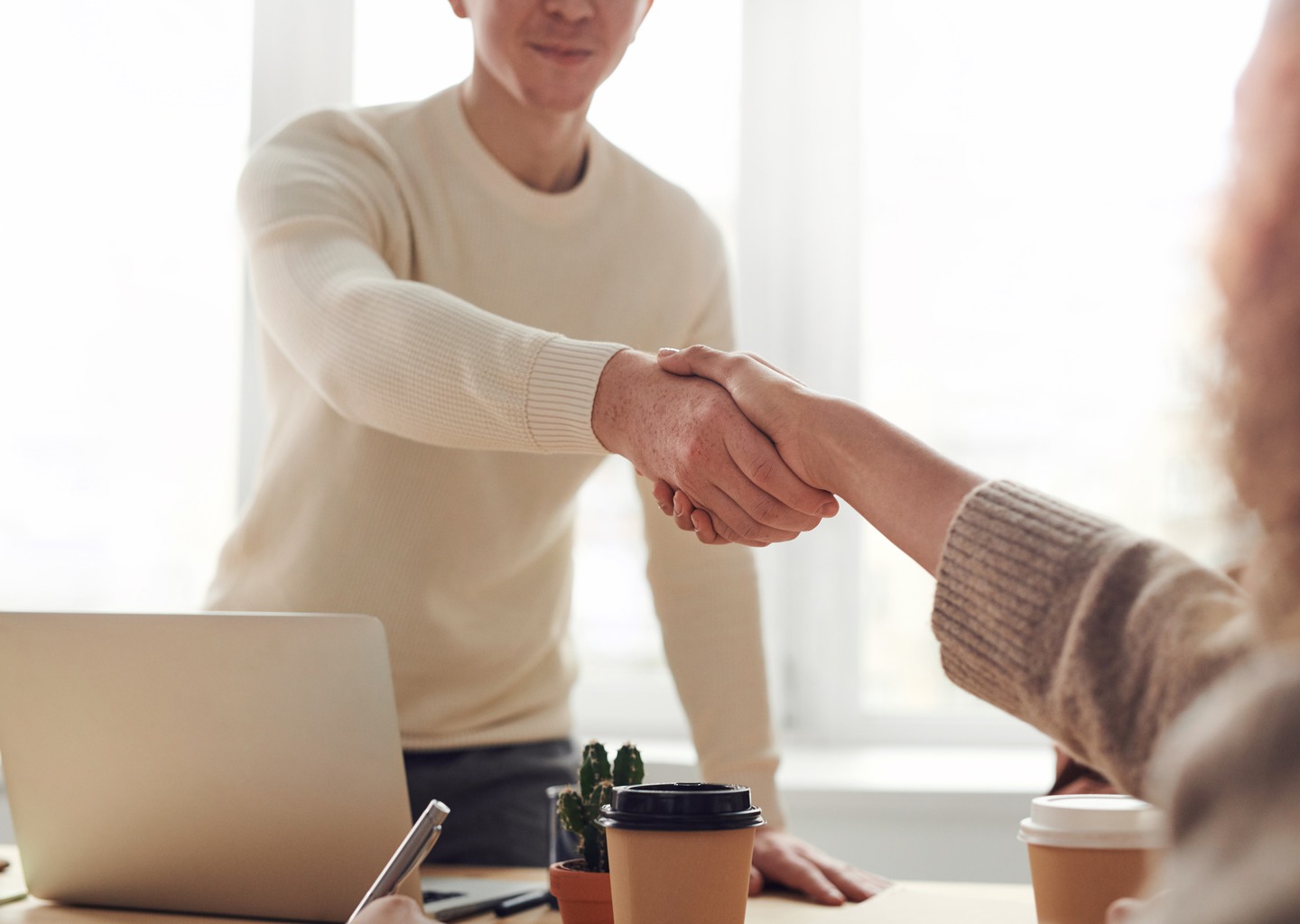 Två personer tar varandra i hand