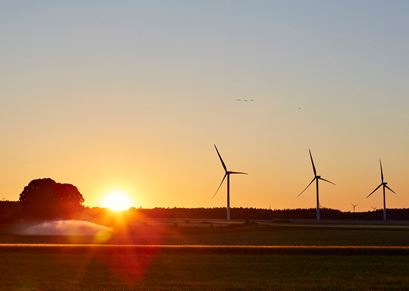 vindkraftverk i solnedgang