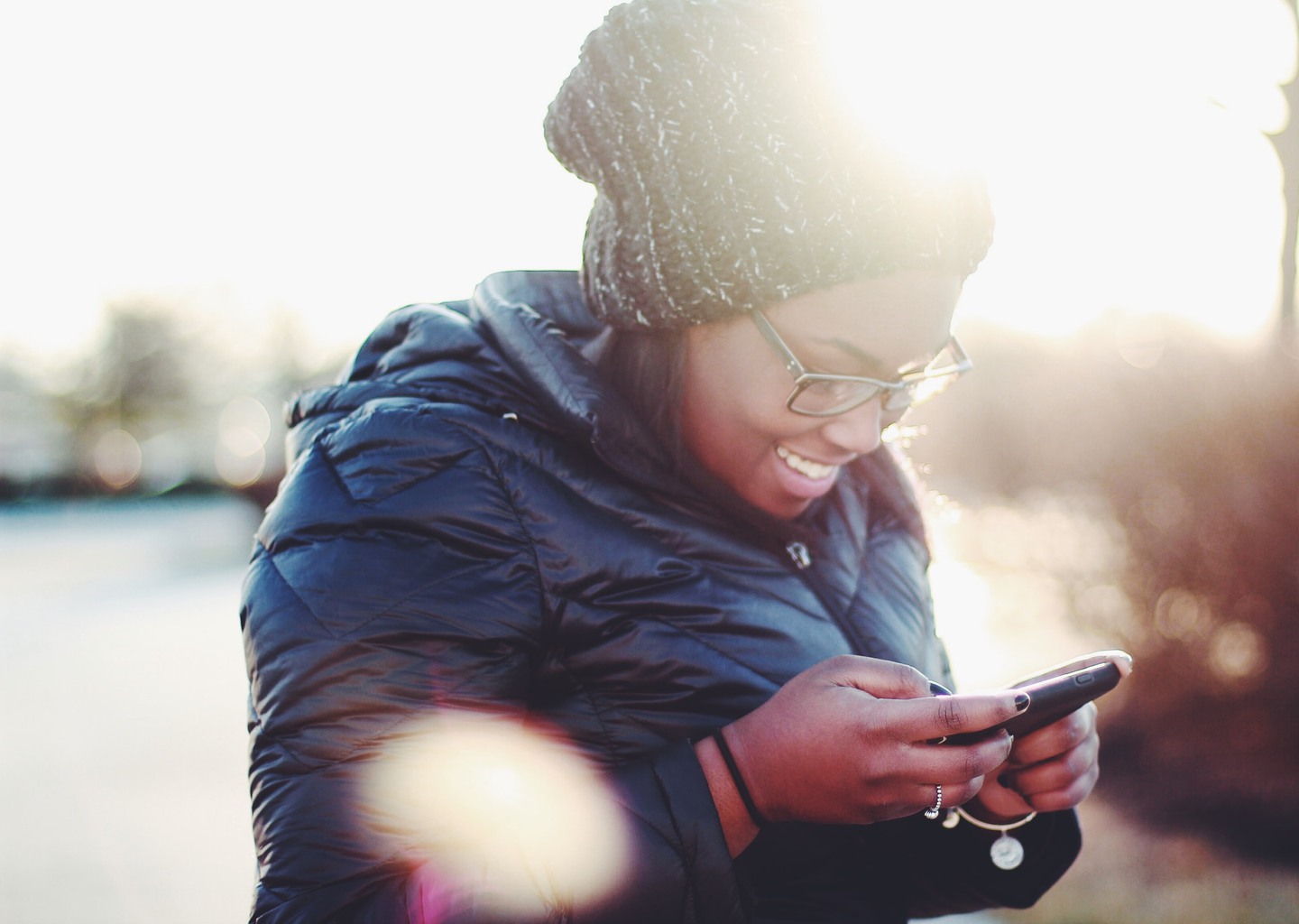 Kvinna som tittar i sin mobiltelefon