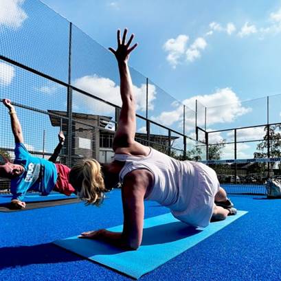 Paddelbana där medarbetare stretchar