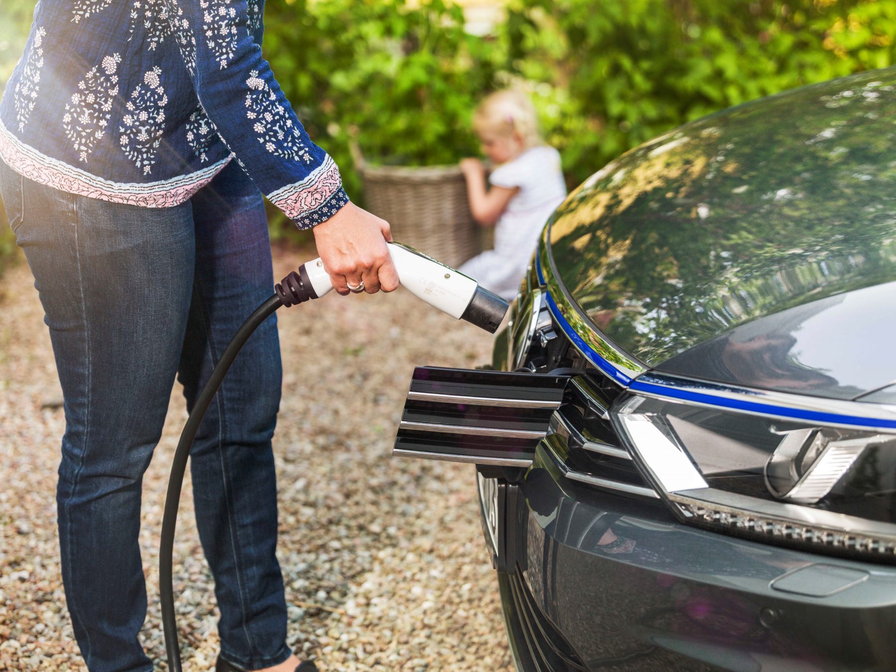 Person som laddar sin elbil