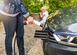 Person som laddar sin elbil