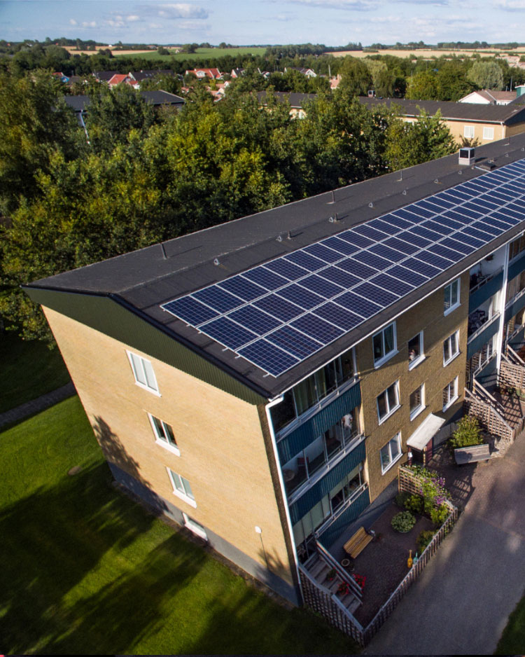 Lägenhetsbyggnad med solceller