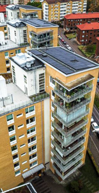 Lägenhetsbyggnad med solceller