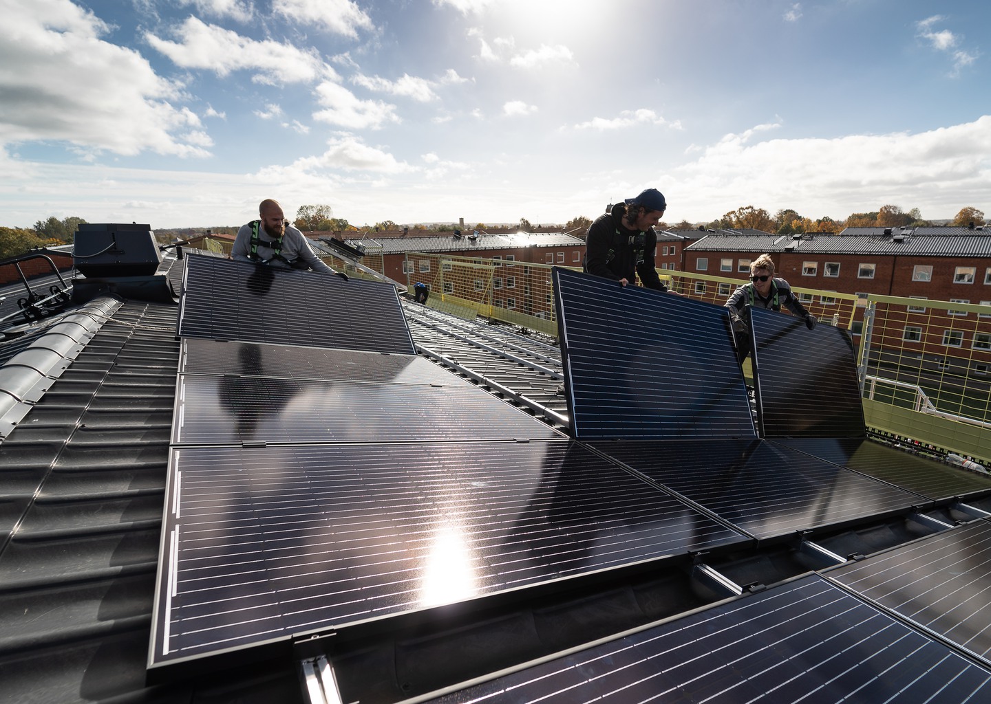 Person monterar solpaneler