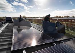 Person monterar solpaneler